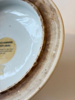 Two Chinese famille rose covered bowls and three grisaille saucers, Tongzhi and Qinghua Ciye Gongsi 慶華瓷業公司 marks, one signed Zi Wen 子文, 19/20th C. — photo 17