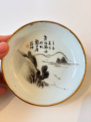 Two Chinese famille rose covered bowls and three grisaille saucers, Tongzhi and Qinghua Ciye Gongsi 慶華瓷業公司 marks, one signed Zi Wen 子文, 19/20th C. — photo 18