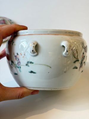 Two Chinese famille rose covered bowls and three grisaille saucers, Tongzhi and Qinghua Ciye Gongsi 慶華瓷業公司 marks, one signed Zi Wen 子文, 19/20th C. — photo 1