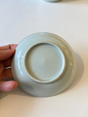 Two Chinese famille rose covered bowls and three grisaille saucers, Tongzhi and Qinghua Ciye Gongsi 慶華瓷業公司 marks, one signed Zi Wen 子文, 19/20th C. — photo 20