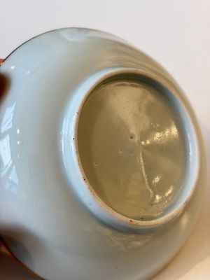 Two Chinese famille rose covered bowls and three grisaille saucers, Tongzhi and Qinghua Ciye Gongsi 慶華瓷業公司 marks, one signed Zi Wen 子文, 19/20th C. — photo 21