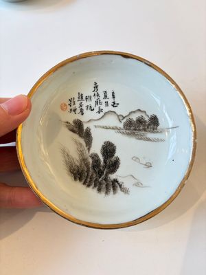 Two Chinese famille rose covered bowls and three grisaille saucers, Tongzhi and Qinghua Ciye Gongsi 慶華瓷業公司 marks, one signed Zi Wen 子文, 19/20th C. — photo 22