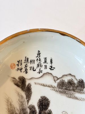 Two Chinese famille rose covered bowls and three grisaille saucers, Tongzhi and Qinghua Ciye Gongsi 慶華瓷業公司 marks, one signed Zi Wen 子文, 19/20th C. — photo 23