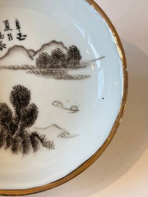 Two Chinese famille rose covered bowls and three grisaille saucers, Tongzhi and Qinghua Ciye Gongsi 慶華瓷業公司 marks, one signed Zi Wen 子文, 19/20th C. — photo 24