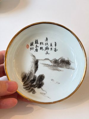 Two Chinese famille rose covered bowls and three grisaille saucers, Tongzhi and Qinghua Ciye Gongsi 慶華瓷業公司 marks, one signed Zi Wen 子文, 19/20th C. — photo 28