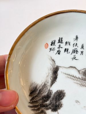 Two Chinese famille rose covered bowls and three grisaille saucers, Tongzhi and Qinghua Ciye Gongsi 慶華瓷業公司 marks, one signed Zi Wen 子文, 19/20th C. — photo 29