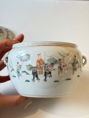 Two Chinese famille rose covered bowls and three grisaille saucers, Tongzhi and Qinghua Ciye Gongsi 慶華瓷業公司 marks, one signed Zi Wen 子文, 19/20th C. — photo 2