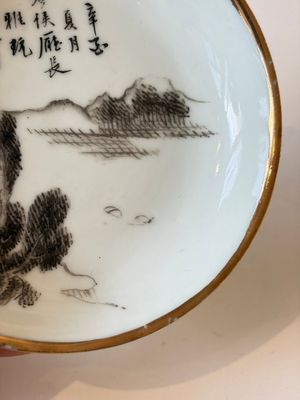 Two Chinese famille rose covered bowls and three grisaille saucers, Tongzhi and Qinghua Ciye Gongsi 慶華瓷業公司 marks, one signed Zi Wen 子文, 19/20th C. — photo 31