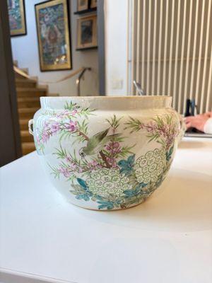 Two Chinese famille rose covered bowls and three grisaille saucers, Tongzhi and Qinghua Ciye Gongsi 慶華瓷業公司 marks, one signed Zi Wen 子文, 19/20th C. — photo 35