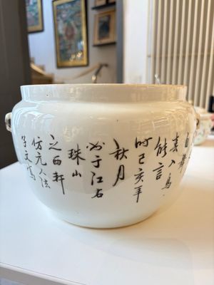 Two Chinese famille rose covered bowls and three grisaille saucers, Tongzhi and Qinghua Ciye Gongsi 慶華瓷業公司 marks, one signed Zi Wen 子文, 19/20th C. — photo 36