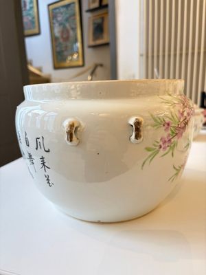 Two Chinese famille rose covered bowls and three grisaille saucers, Tongzhi and Qinghua Ciye Gongsi 慶華瓷業公司 marks, one signed Zi Wen 子文, 19/20th C. — photo 37