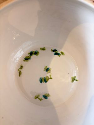 Two Chinese famille rose covered bowls and three grisaille saucers, Tongzhi and Qinghua Ciye Gongsi 慶華瓷業公司 marks, one signed Zi Wen 子文, 19/20th C. — photo 38
