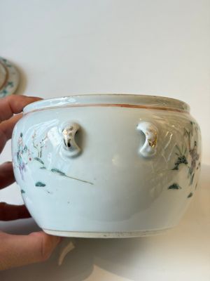 Two Chinese famille rose covered bowls and three grisaille saucers, Tongzhi and Qinghua Ciye Gongsi 慶華瓷業公司 marks, one signed Zi Wen 子文, 19/20th C. — photo 3