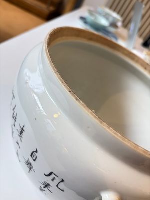 Two Chinese famille rose covered bowls and three grisaille saucers, Tongzhi and Qinghua Ciye Gongsi 慶華瓷業公司 marks, one signed Zi Wen 子文, 19/20th C. — photo 39