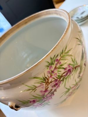 Two Chinese famille rose covered bowls and three grisaille saucers, Tongzhi and Qinghua Ciye Gongsi 慶華瓷業公司 marks, one signed Zi Wen 子文, 19/20th C. — photo 40