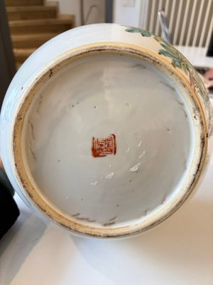 Two Chinese famille rose covered bowls and three grisaille saucers, Tongzhi and Qinghua Ciye Gongsi 慶華瓷業公司 marks, one signed Zi Wen 子文, 19/20th C. — photo 41