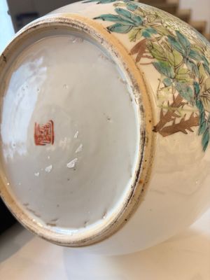 Two Chinese famille rose covered bowls and three grisaille saucers, Tongzhi and Qinghua Ciye Gongsi 慶華瓷業公司 marks, one signed Zi Wen 子文, 19/20th C. — photo 43