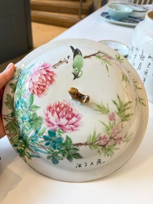 Two Chinese famille rose covered bowls and three grisaille saucers, Tongzhi and Qinghua Ciye Gongsi 慶華瓷業公司 marks, one signed Zi Wen 子文, 19/20th C. — photo 45