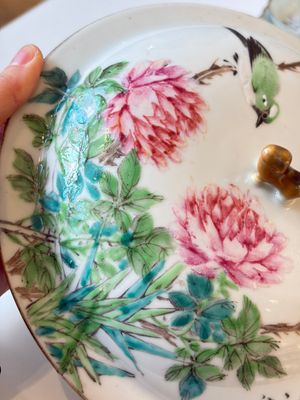 Two Chinese famille rose covered bowls and three grisaille saucers, Tongzhi and Qinghua Ciye Gongsi 慶華瓷業公司 marks, one signed Zi Wen 子文, 19/20th C. — photo 46