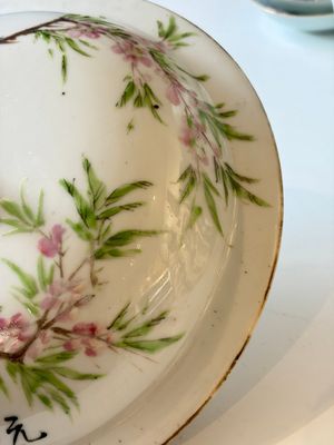 Two Chinese famille rose covered bowls and three grisaille saucers, Tongzhi and Qinghua Ciye Gongsi 慶華瓷業公司 marks, one signed Zi Wen 子文, 19/20th C. — photo 47