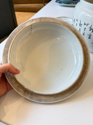 Two Chinese famille rose covered bowls and three grisaille saucers, Tongzhi and Qinghua Ciye Gongsi 慶華瓷業公司 marks, one signed Zi Wen 子文, 19/20th C. — photo 48