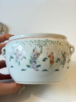 Two Chinese famille rose covered bowls and three grisaille saucers, Tongzhi and Qinghua Ciye Gongsi 慶華瓷業公司 marks, one signed Zi Wen 子文, 19/20th C. — photo 4