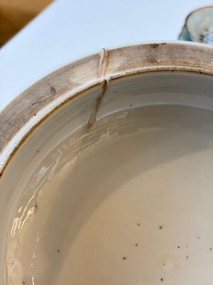 Two Chinese famille rose covered bowls and three grisaille saucers, Tongzhi and Qinghua Ciye Gongsi 慶華瓷業公司 marks, one signed Zi Wen 子文, 19/20th C. — photo 49