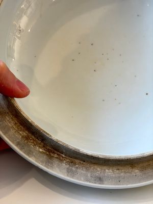 Two Chinese famille rose covered bowls and three grisaille saucers, Tongzhi and Qinghua Ciye Gongsi 慶華瓷業公司 marks, one signed Zi Wen 子文, 19/20th C. — photo 50
