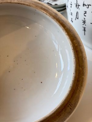 Two Chinese famille rose covered bowls and three grisaille saucers, Tongzhi and Qinghua Ciye Gongsi 慶華瓷業公司 marks, one signed Zi Wen 子文, 19/20th C. — photo 51