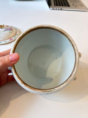 Two Chinese famille rose covered bowls and three grisaille saucers, Tongzhi and Qinghua Ciye Gongsi 慶華瓷業公司 marks, one signed Zi Wen 子文, 19/20th C. — photo 5