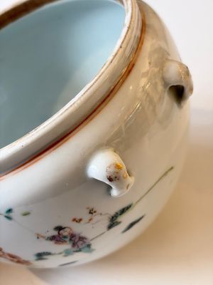 Two Chinese famille rose covered bowls and three grisaille saucers, Tongzhi and Qinghua Ciye Gongsi 慶華瓷業公司 marks, one signed Zi Wen 子文, 19/20th C. — photo 6