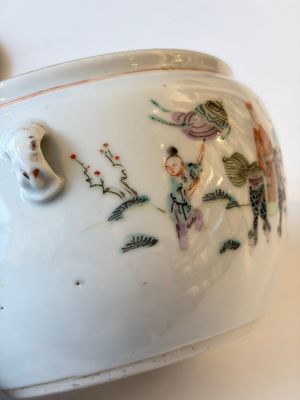 Two Chinese famille rose covered bowls and three grisaille saucers, Tongzhi and Qinghua Ciye Gongsi 慶華瓷業公司 marks, one signed Zi Wen 子文, 19/20th C. — photo 7