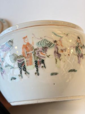 Two Chinese famille rose covered bowls and three grisaille saucers, Tongzhi and Qinghua Ciye Gongsi 慶華瓷業公司 marks, one signed Zi Wen 子文, 19/20th C. — photo 8