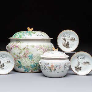 Two Chinese famille rose covered bowls and three grisaille saucers, Tongzhi and Qinghua Ciye Gongsi 慶華瓷業公司 marks, one signed Zi Wen 子文, 19/20th C. — photo 1