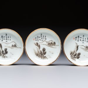 Two Chinese famille rose covered bowls and three grisaille saucers, Tongzhi and Qinghua Ciye Gongsi 慶華瓷業公司 marks, one signed Zi Wen 子文, 19/20th C. — photo 2