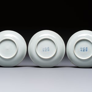 Two Chinese famille rose covered bowls and three grisaille saucers, Tongzhi and Qinghua Ciye Gongsi 慶華瓷業公司 marks, one signed Zi Wen 子文, 19/20th C. — photo 3
