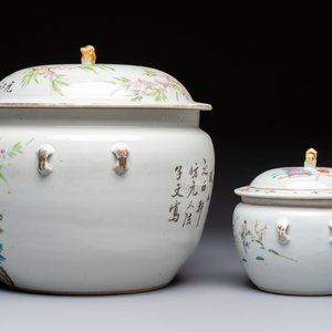 Two Chinese famille rose covered bowls and three grisaille saucers, Tongzhi and Qinghua Ciye Gongsi 慶華瓷業公司 marks, one signed Zi Wen 子文, 19/20th C. — photo 5