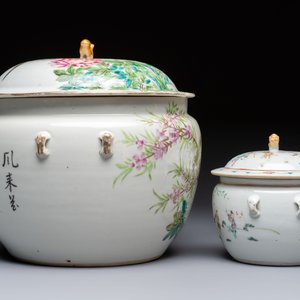 Two Chinese famille rose covered bowls and three grisaille saucers, Tongzhi and Qinghua Ciye Gongsi 慶華瓷業公司 marks, one signed Zi Wen 子文, 19/20th C. — photo 7