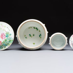 Two Chinese famille rose covered bowls and three grisaille saucers, Tongzhi and Qinghua Ciye Gongsi 慶華瓷業公司 marks, one signed Zi Wen 子文, 19/20th C. — photo 8