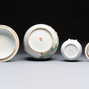 Two Chinese famille rose covered bowls and three grisaille saucers, Tongzhi and Qinghua Ciye Gongsi 慶華瓷業公司 marks, one signed Zi Wen 子文, 19/20th C. — photo 9