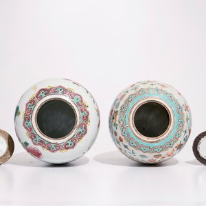 Two Chinese famille rose covered bowls and two ginger jars, 19th C. — photo 7