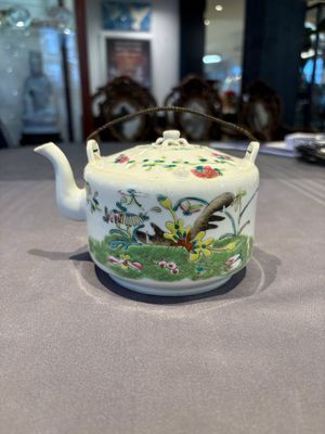 Two Chinese famille rose covered teapots and a qianjiang cai covered teapot, signed Wang Shaowei 王少維, 19th C. — foto 1