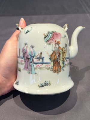 Two Chinese famille rose covered teapots and a qianjiang cai covered teapot, signed Wang Shaowei 王少維, 19th C. — foto 11
