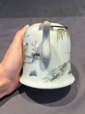 Two Chinese famille rose covered teapots and a qianjiang cai covered teapot, signed Wang Shaowei 王少維, 19th C. — foto 12
