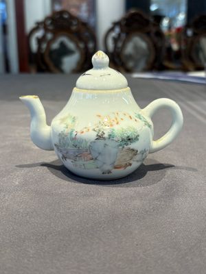 Two Chinese famille rose covered teapots and a qianjiang cai covered teapot, signed Wang Shaowei 王少維, 19th C. — foto 19