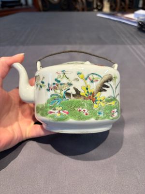 Two Chinese famille rose covered teapots and a qianjiang cai covered teapot, signed Wang Shaowei 王少維, 19th C. — foto 2