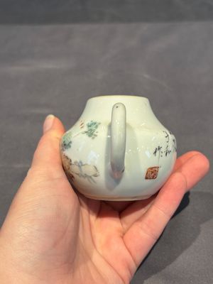 Two Chinese famille rose covered teapots and a qianjiang cai covered teapot, signed Wang Shaowei 王少維, 19th C. — foto 21