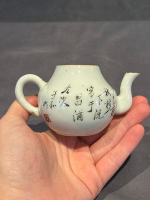 Two Chinese famille rose covered teapots and a qianjiang cai covered teapot, signed Wang Shaowei 王少維, 19th C. — foto 22
