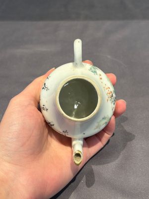 Two Chinese famille rose covered teapots and a qianjiang cai covered teapot, signed Wang Shaowei 王少維, 19th C. — foto 24