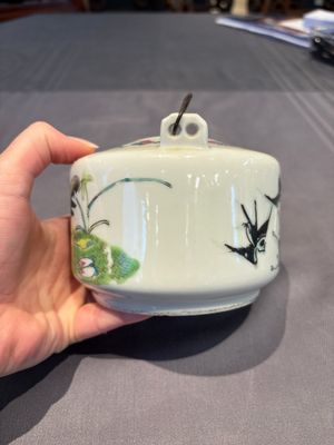 Two Chinese famille rose covered teapots and a qianjiang cai covered teapot, signed Wang Shaowei 王少維, 19th C. — foto 3